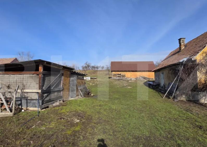 Casa cu teren 3.800 mp, cu 35 m front stradal, la 10 km de B - 3