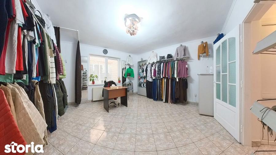 Casă cu 6 camere cu Garaj în Tractorul
