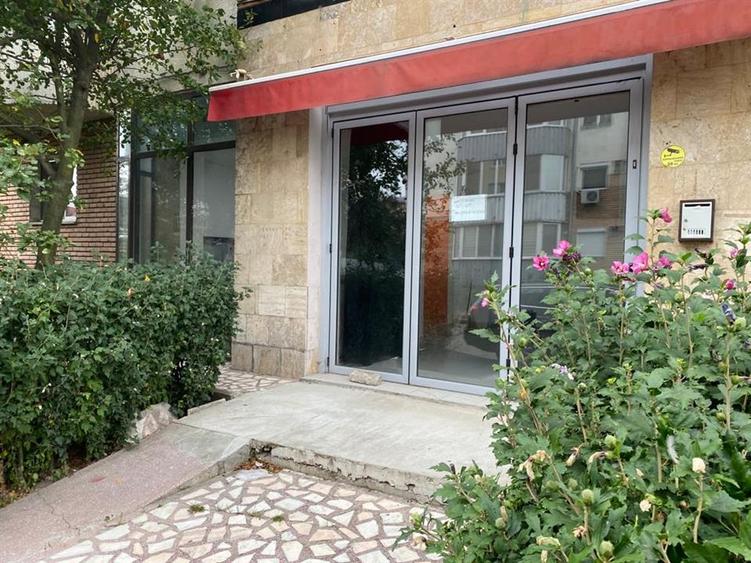 Inchiriez Spatiu comercial cu vitrina mare. - 1