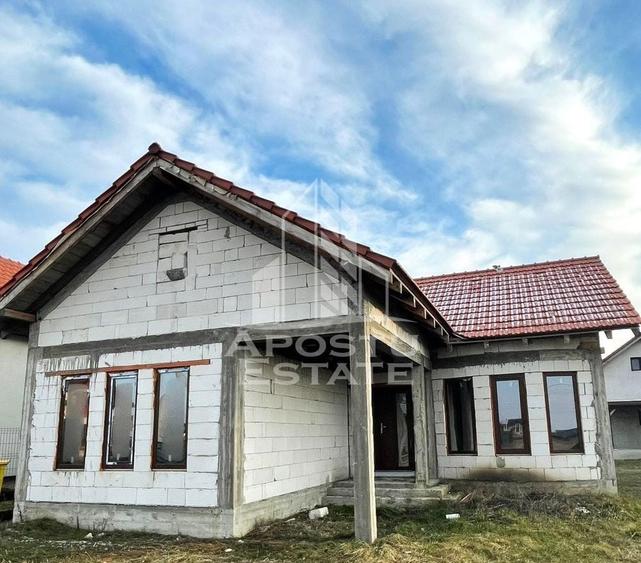 Casa, la rosu, de vanzare, in Cartierul Nou din Curtici, jud. Arad. - 1