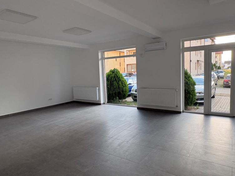 Spațiu comercial, de 45 mp, în Petrești