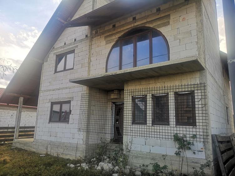 Casa la rosu 200mp in Radauti - 2