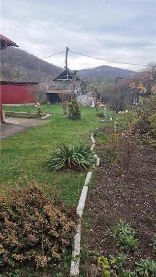 Proprietate deosebita cu doua case ?i teren 5.600 mp, situata in zona lini?tita, Gole?ti - 15