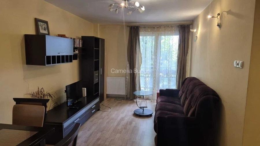 Apartament cu 3 camere semidecomandat în Centru Civic Apartament cu 3 camere semidecomandat în Centru Civic