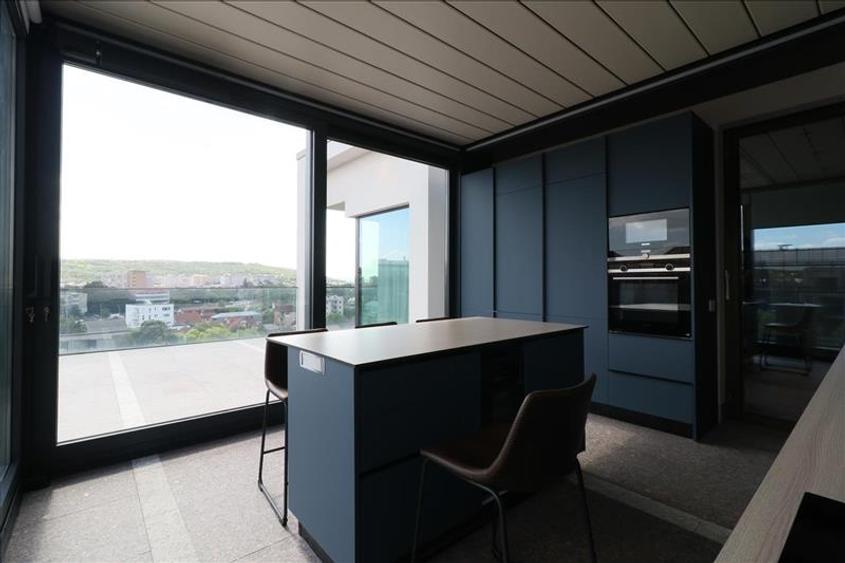 Penthouse cu 3 camere decomandat, mobilat în Palat