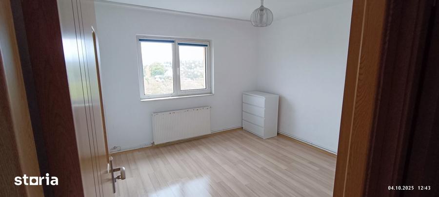Apartament cu 3 camere decomandat în Florilor