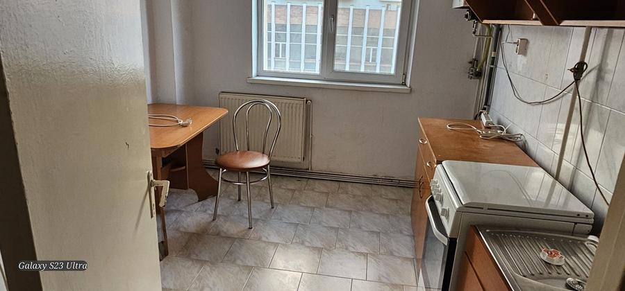 Apartament cu 3 camere nedecomandat în Stana