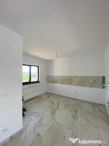 Casă cu 3 camere în Valea Adâncă