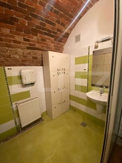 Casă individuală cu 8 camere cu Teren 50 Mp în Central