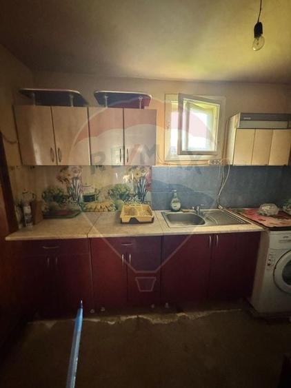 Casă cu 4 camere cu Teren 1412 Mp în Petrova