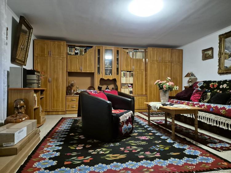 Casă individuală cu 3 camere cu Canalizare în Central