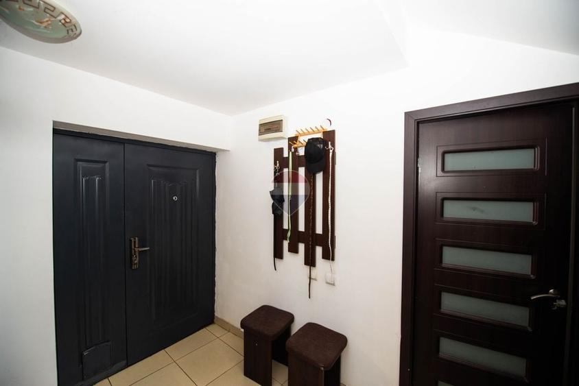 Casă individuală cu 7 camere cu Teren 383 Mp în Periferie