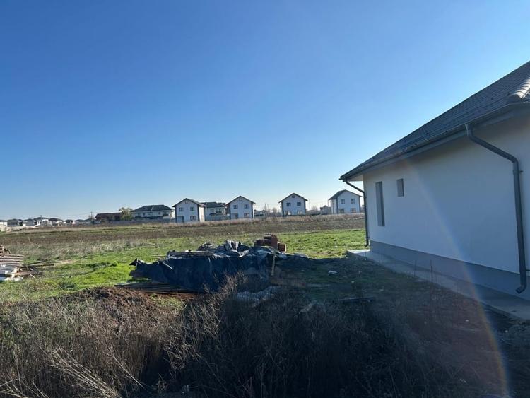 1017 mp Dragomiresti Vale pe strada din spatele Liceului  // toate utilitatile - 11