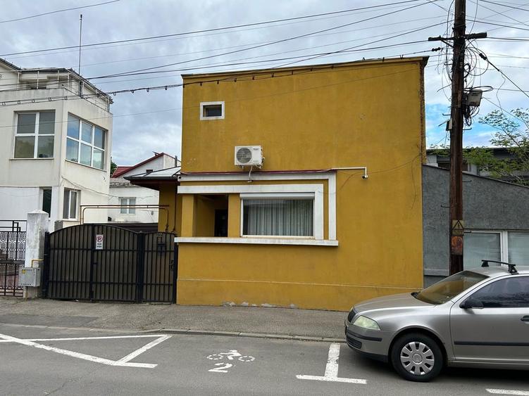 Casa la curte de vanzare ideala pentru locuit sau investitie - 4