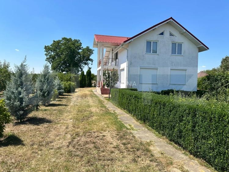 Casa cu incalzire in pardoseala si 17.000 mp teren, sat Oboga