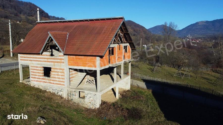 Casă cu 4 camere în Corbeni