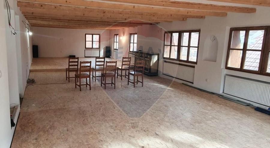 Reședință cu farmec aparte în inima Cisnădioarei - 12