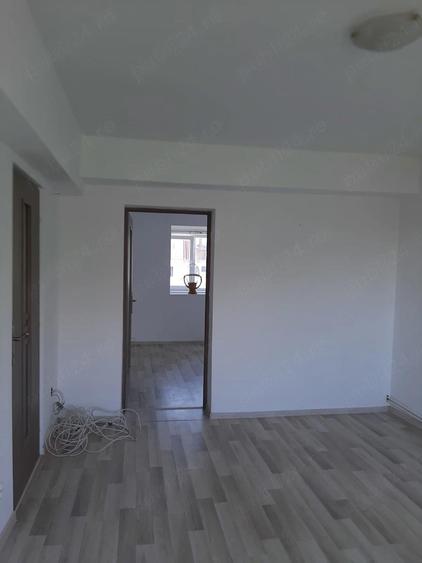 Proprietar,inchiriez apartament ,bacau,str.energiei et.3,semidecomandat , nemobilat,250 e. - 3