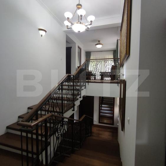 Casă individuală cu 5 camere cu Garaj în Bucium