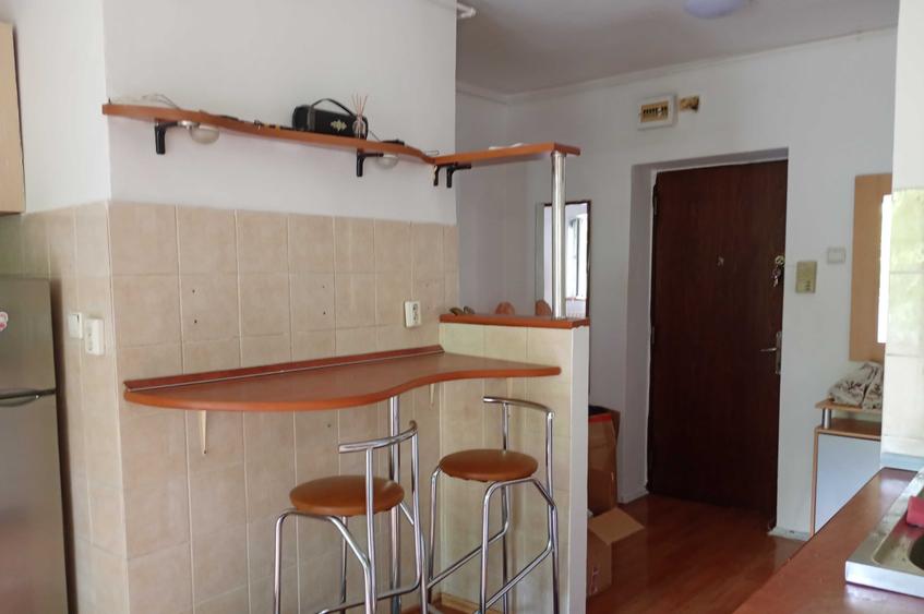 Inchiriez apartament cu 2 camere, decomandat, situat la etajul 1 al unui bloc aflat in imediata apropiere a Parcului Sebastian. - 6