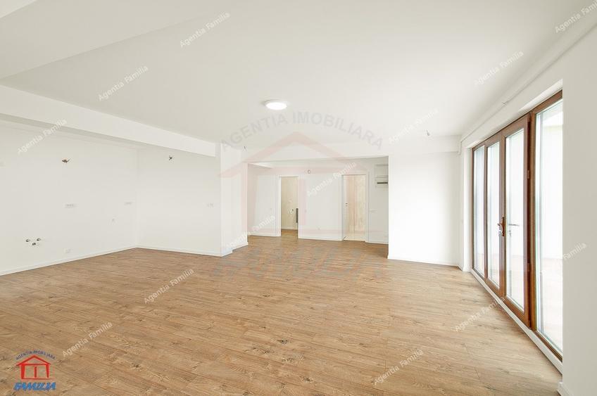 Penthouse cu 3 camere decomandat în Mazepa 1