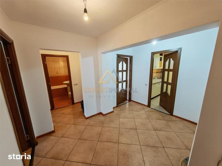 Apartament 3 camere decomandat 70 mp utili si garaj mare sub bloc - 12