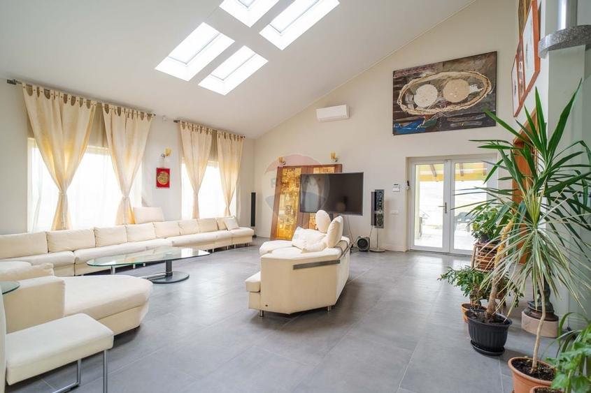 Casă / Vilă cu 10 camere, de vânzare. Todireni, Botoșani. - 1