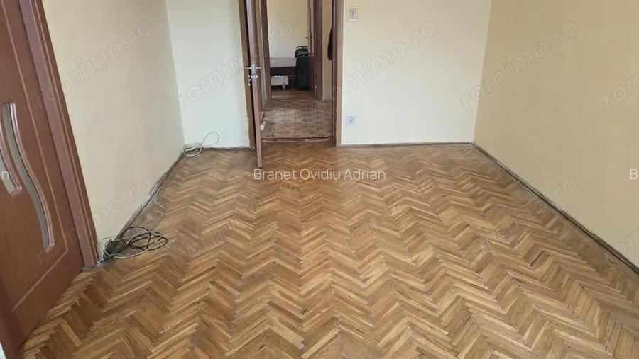 Vand apartament 3 camere cu intrari separate in Deva, zona Minerului, bloc de 4 etaje de caramida,