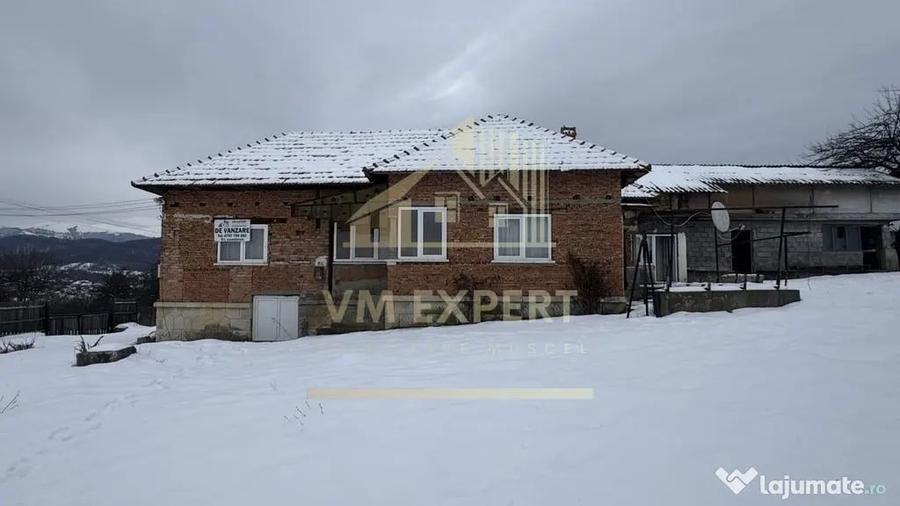 Casă cu 4 camere cu Teren 3038 Mp în Albești