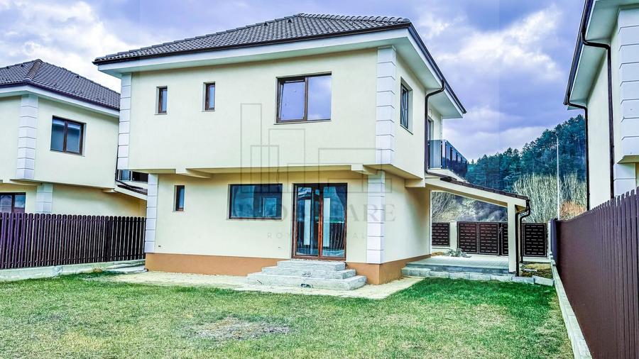 Casă individuală cu 4 camere cu Canalizare în Luna de Sus