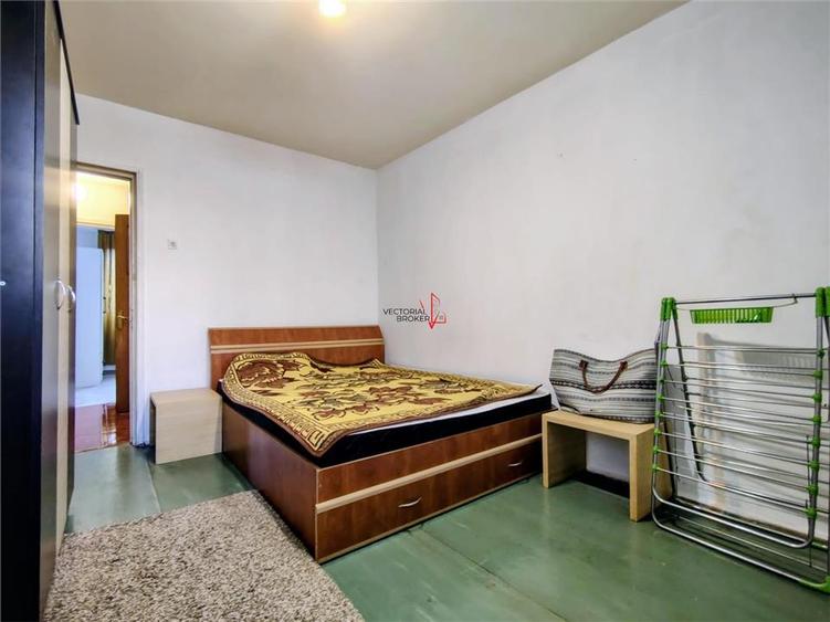 Apartament cu 3 camere semidecomandat în Titan
