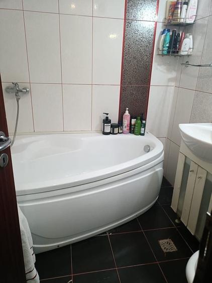 Apartament cu 3 camere semidecomandat în Mihai Bravu