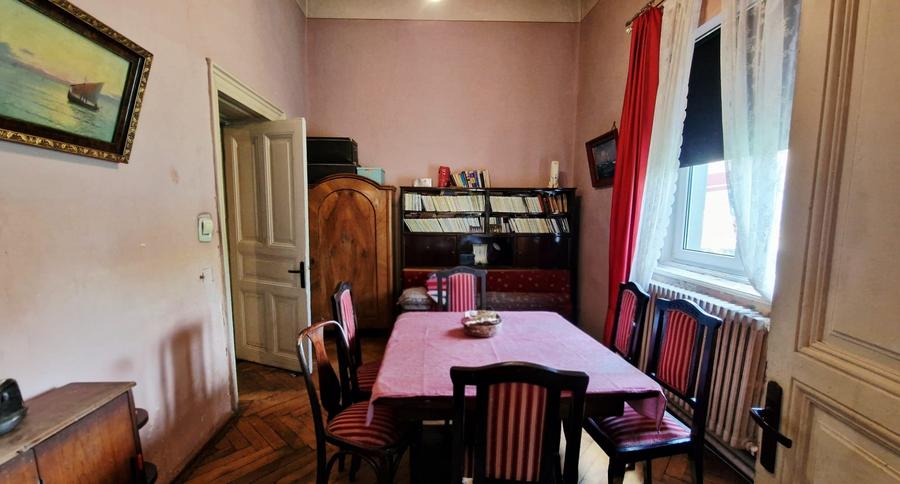 Apartament cu 5 camere semidecomandat în Dacia