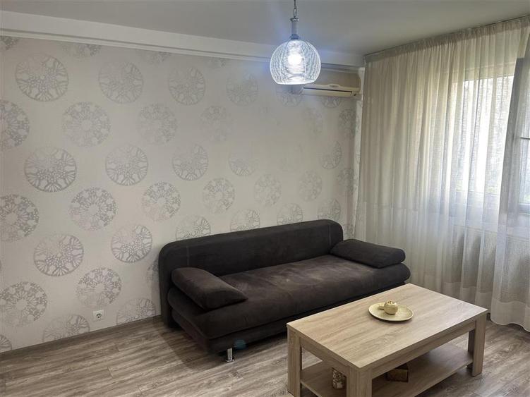 Apartament cu 3 camere semidecomandat, mobilat în Tei