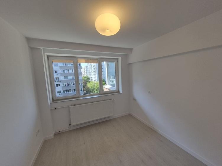 Apartament cu 3 camere semidecomandat în Câmpia Libertății