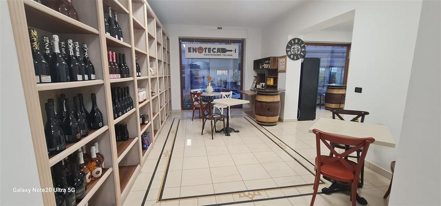 Spatiu comercial 147mp, F.S.12ml, zona Teatru, renovat - 2