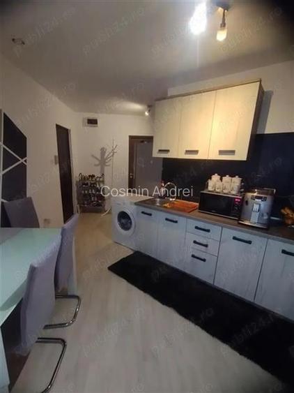 2 camere la 10min de Piata Balcescu etaj 4 cu acoperis,,recent renovat. 2 camere la 10min de Piata Balcescu etaj 4 cu acoperis,,recent renovat.