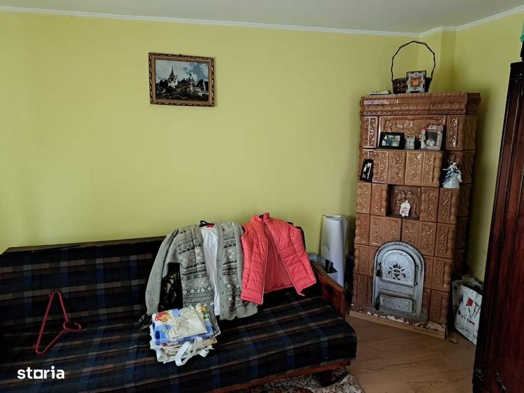 Casa cu garaj ?i teren generos, ideala pentru familie - 1
