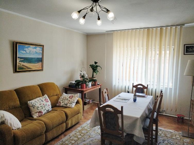 Km 4-5 - Casa renovata, situata in centrul cartierului - 1