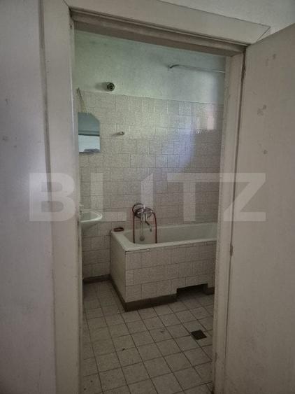 Casa, zona centrala, curte comuna - 3