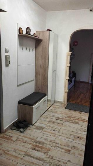 Apartament cu 3 camere semidecomandat în Podu Roș