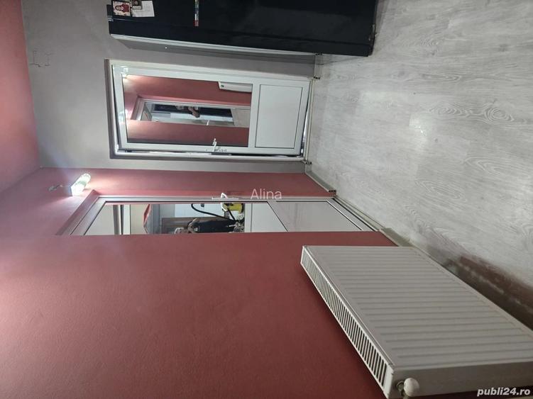 Vand apartament la curte comuna