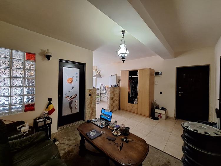Apartament cu 2 camere semidecomandat, mobilat în Florești