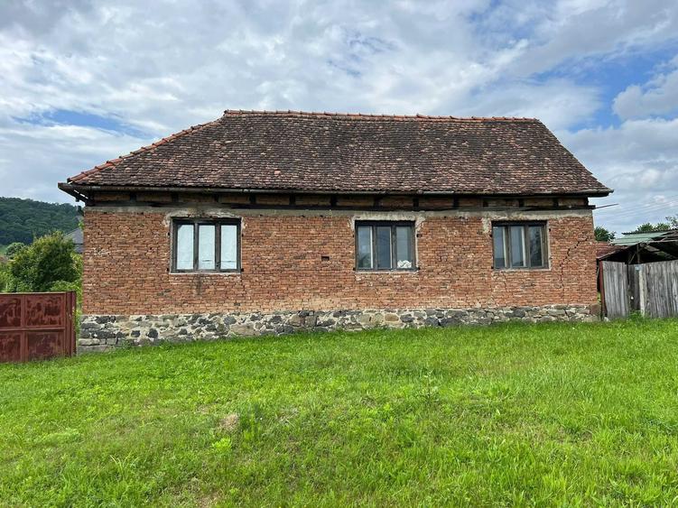 Vand Casa in Revetis, judetul Arad, teren 2880 mp, fantanta + curent - 2