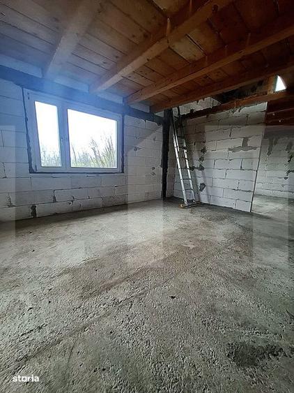 Casa la rosu cu mansarda, teren 450 mp, zona linistita Luizoaia ap - 2
