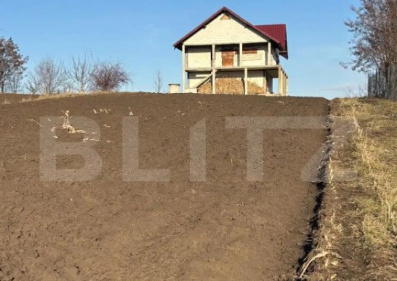 Casa la rosu, cu 3 camere, 120 mp utili, 5000 mp teren, zona - 3