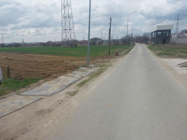 Vand parcele , teren intravilan , stradal, cu toate utilitatile - 3