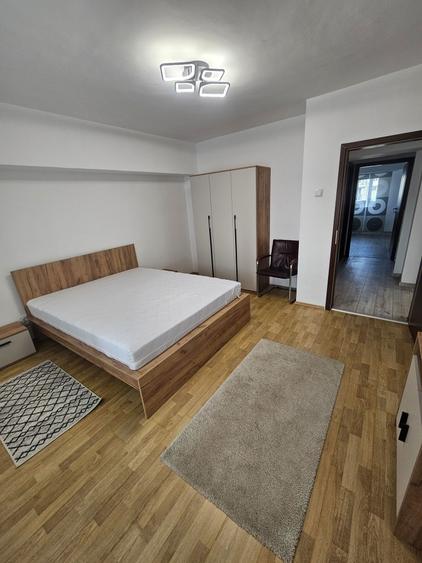 Proprietar vand ap.3 camere Bd.Decebal - 5