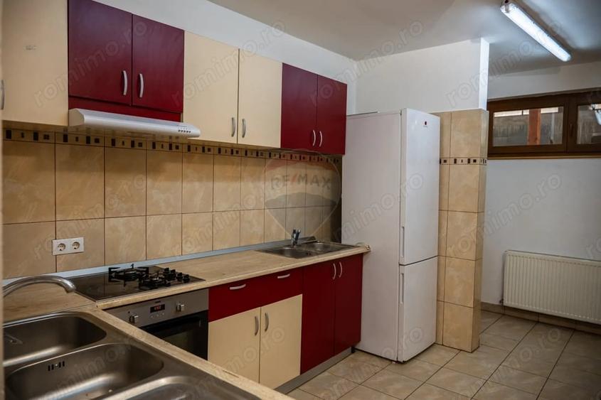 Casă cu 10 camere cu Teren 3300 Mp în Vale