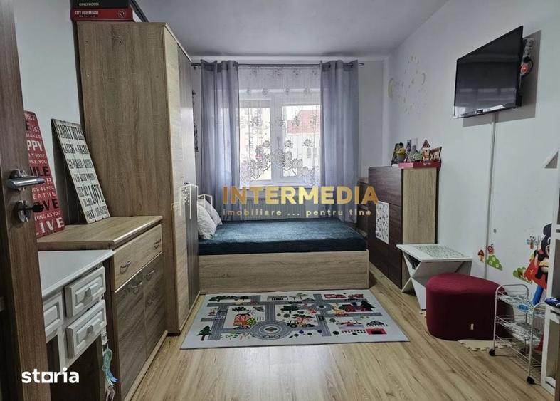Apartament cu 3 camere decomandat în Cetate